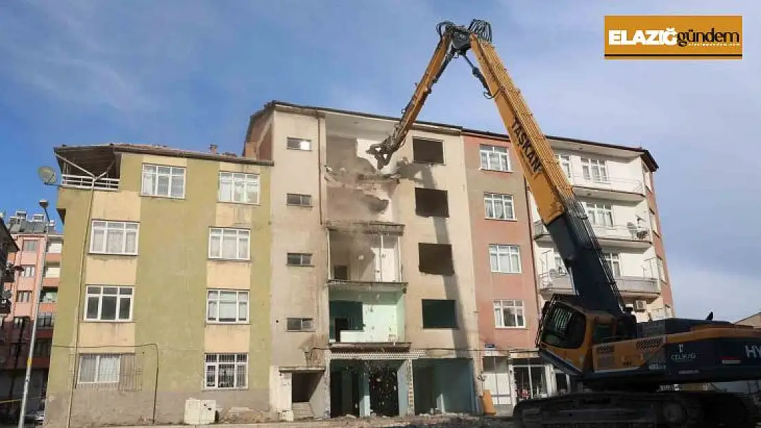 Elazığ'da depremde ağır hasar alan 3 katlı binaların yıkımı tamamlandı