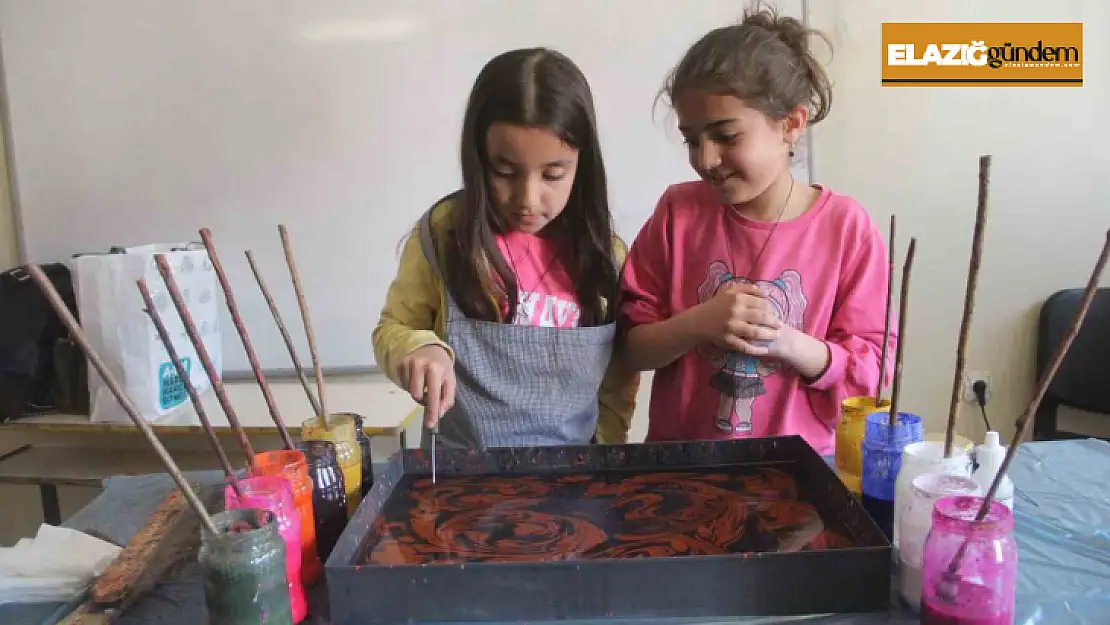 Elazığ'da ebru sanatı ile tanışan çocuklar büyük mutluluk yaşadı