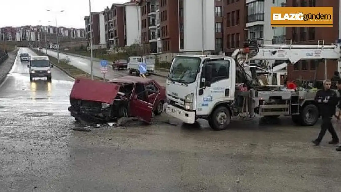 Elazığ'da elektrik arıza aracı ile otomobil çarpıştı: 4 yaralı