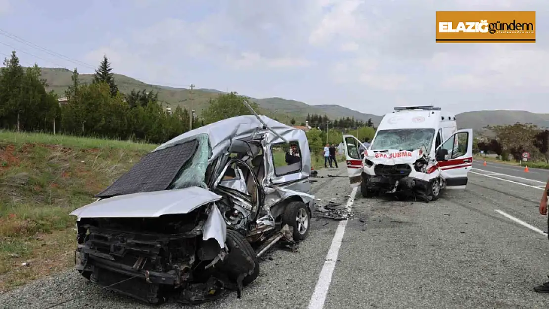 Elazığ'da feci kaza: Ambulans ile hafif ticari araç çarpıştı 2'si polis 6 yaralı