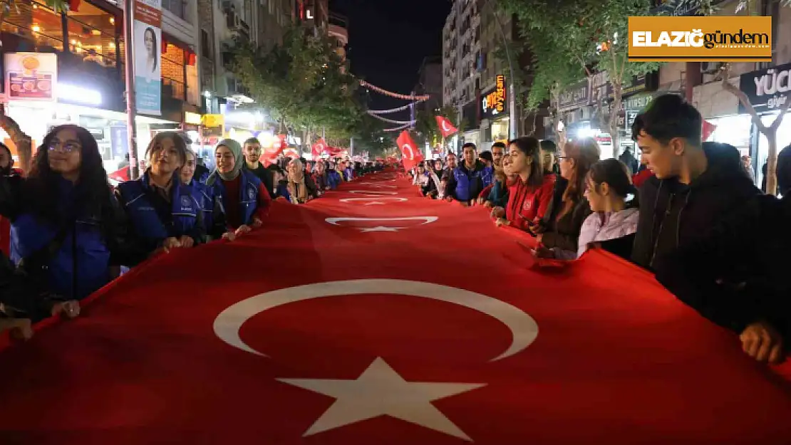 Elazığ'da fener alayı renkli görüntüler oluşturdu