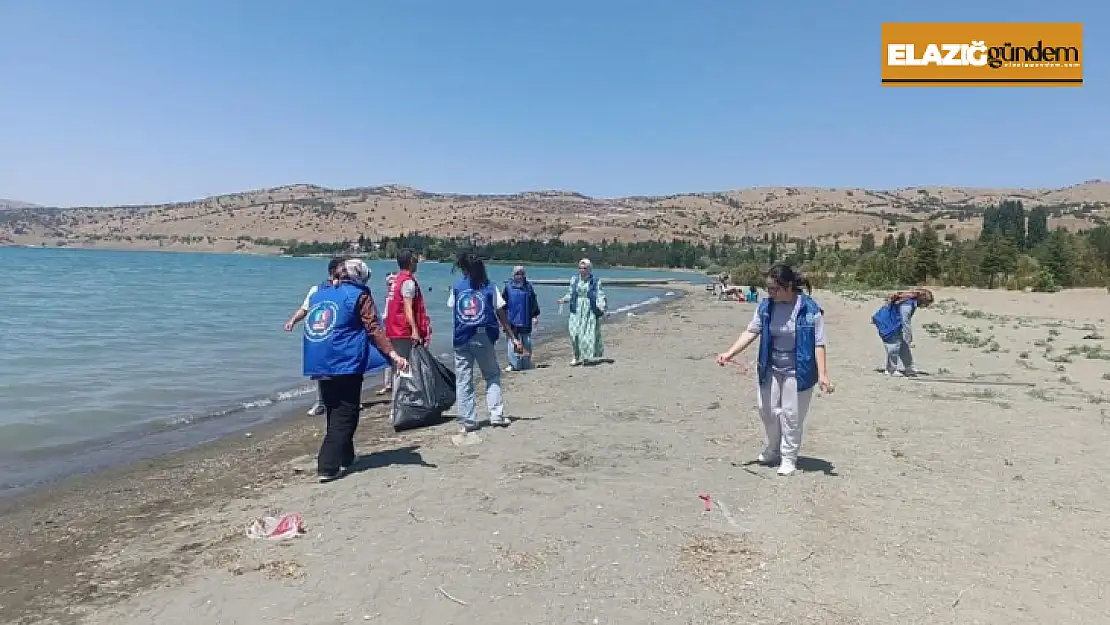 Elazığ'da gençler Hazar gölünde çevre temizliği yaptı