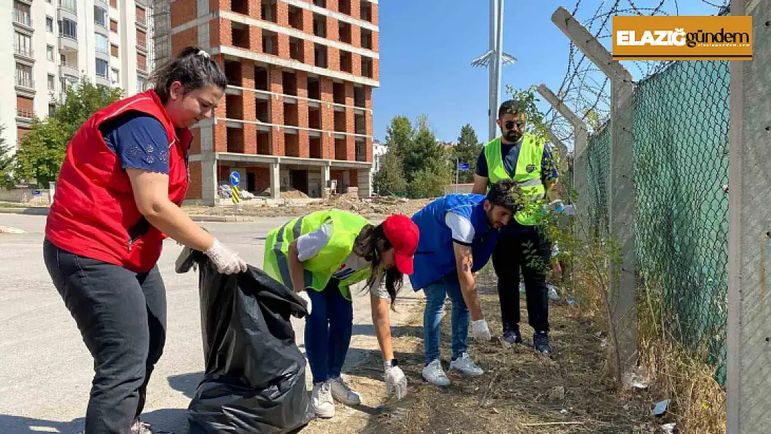 Elazığ'da gençlerden çevre temizliği