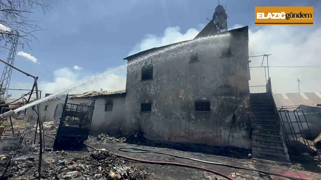 Elazığ'da geri dönüşüm deposunda yangın: Ev, depo ve bir araç kül oldu