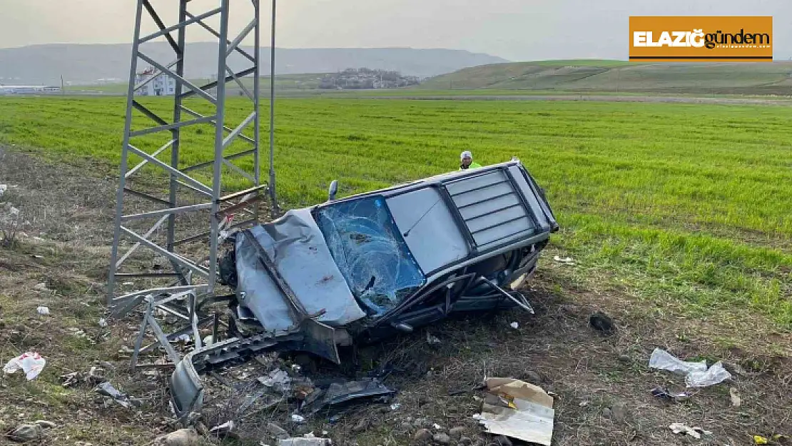 Elazığ'da hafif ticari araç elektrik direğine çarptı: 5 yaralı