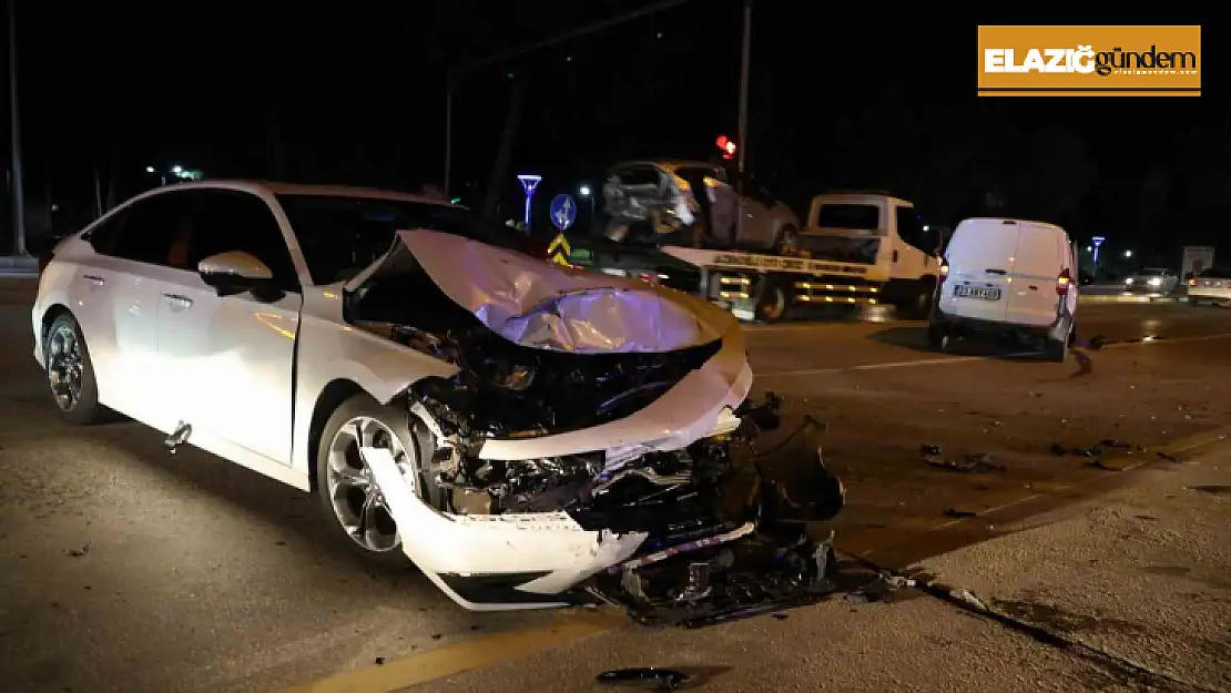 Elazığ'da hafif ticari araç ile otomobil çarpıştı: 1 yaralı