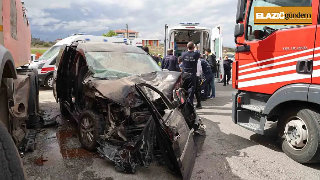 Elazığ'da hafif ticari araç, temizlik kamyonuna çarptı: 5 yaralı