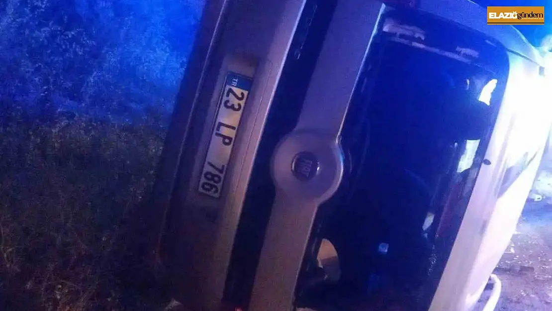Elazığ'da hafif ticari araç yan yattı: 2 yaralı