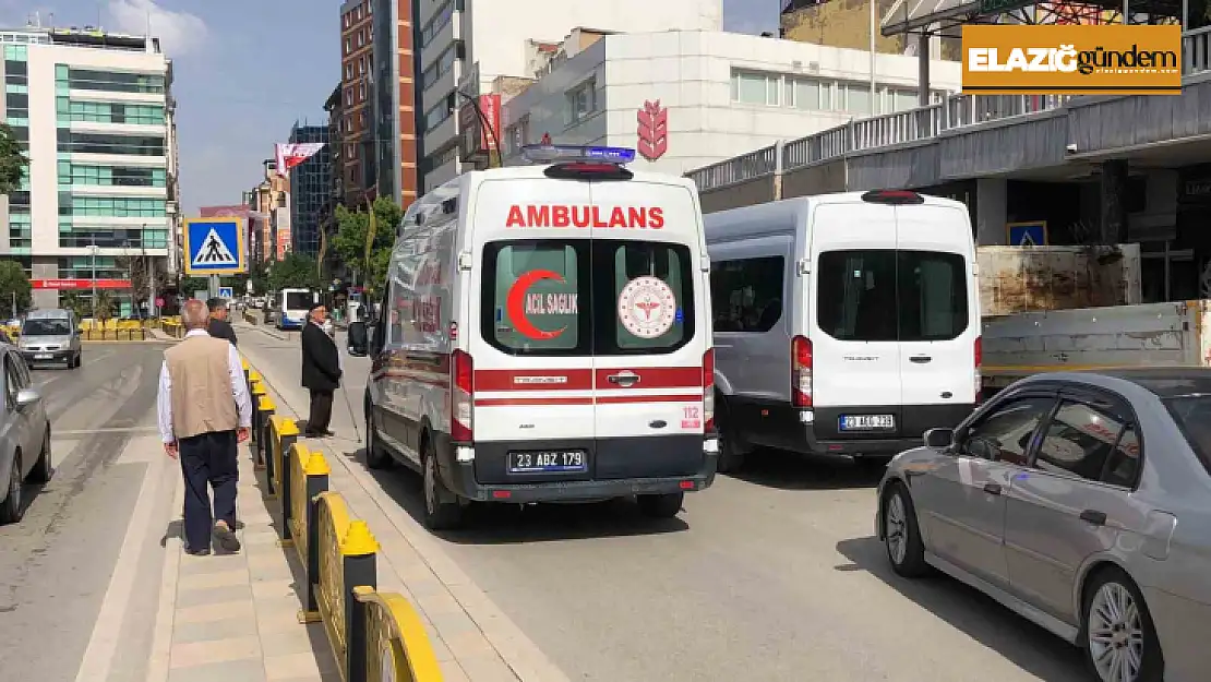 Elazığ'da hafif ticari aracın çarptığı kadın yaralandı