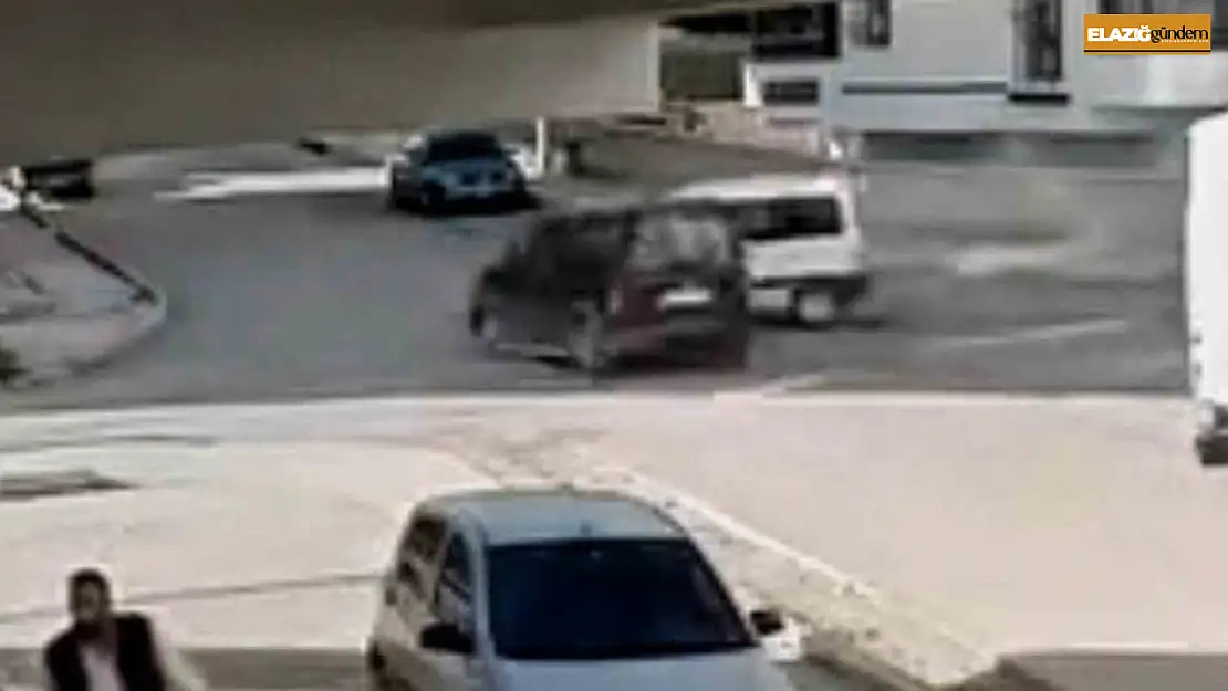 Elazığ'da hafif ticari araçlar çarpıştı