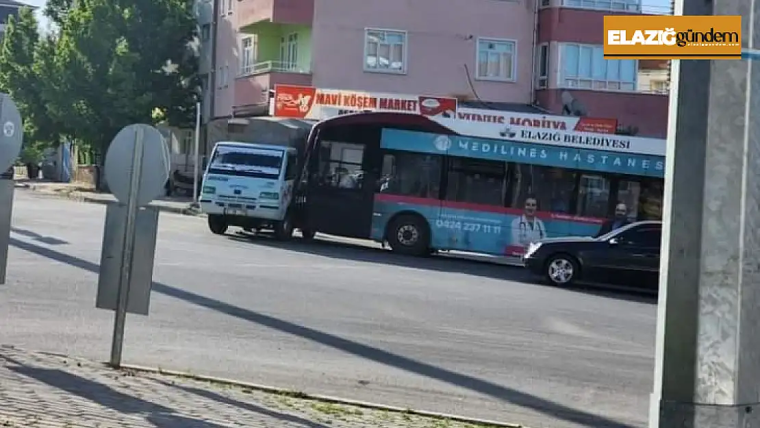 Elazığ'da halk otobüsü ile pikap çarpıştı: 9 yaralı