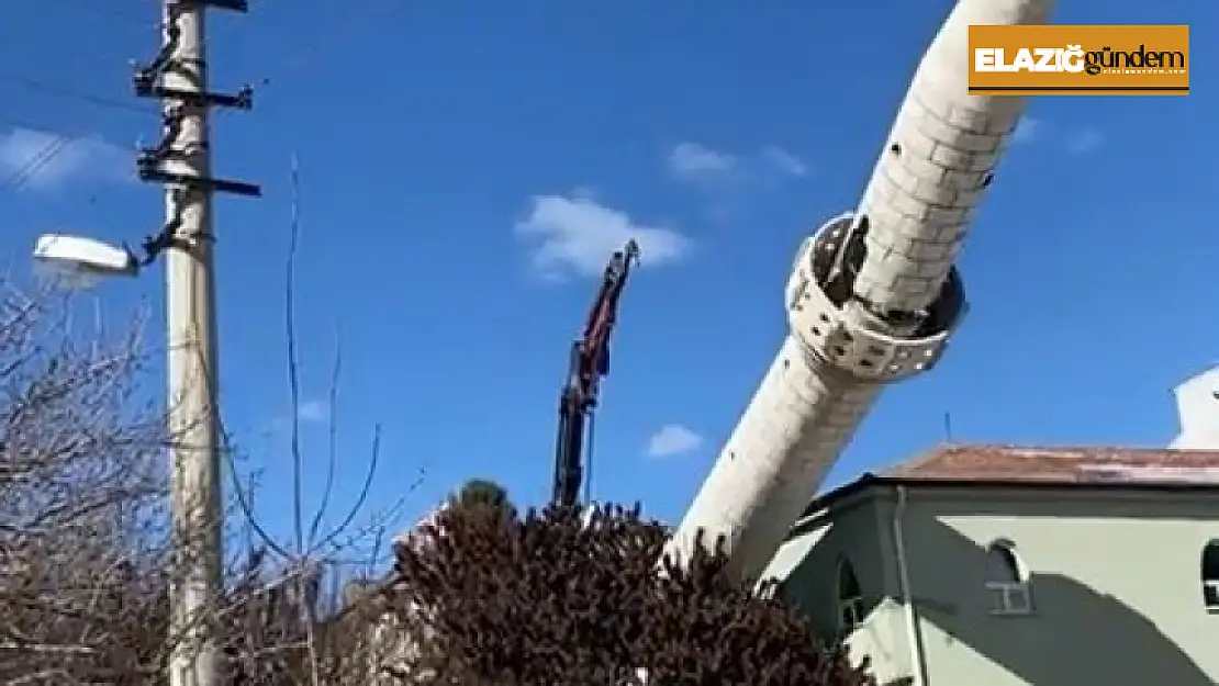 Elazığ'da hasar alan minarelerin yıkımı sürüyor
