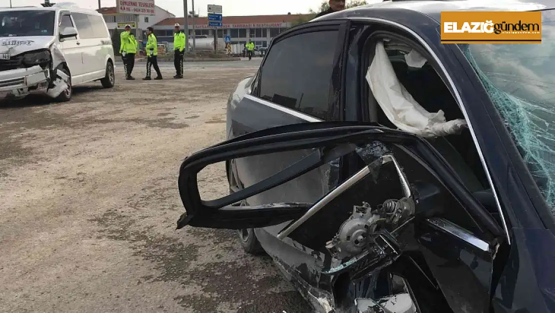 Elazığ'da iki araç çarpıştı: 5 yaralı