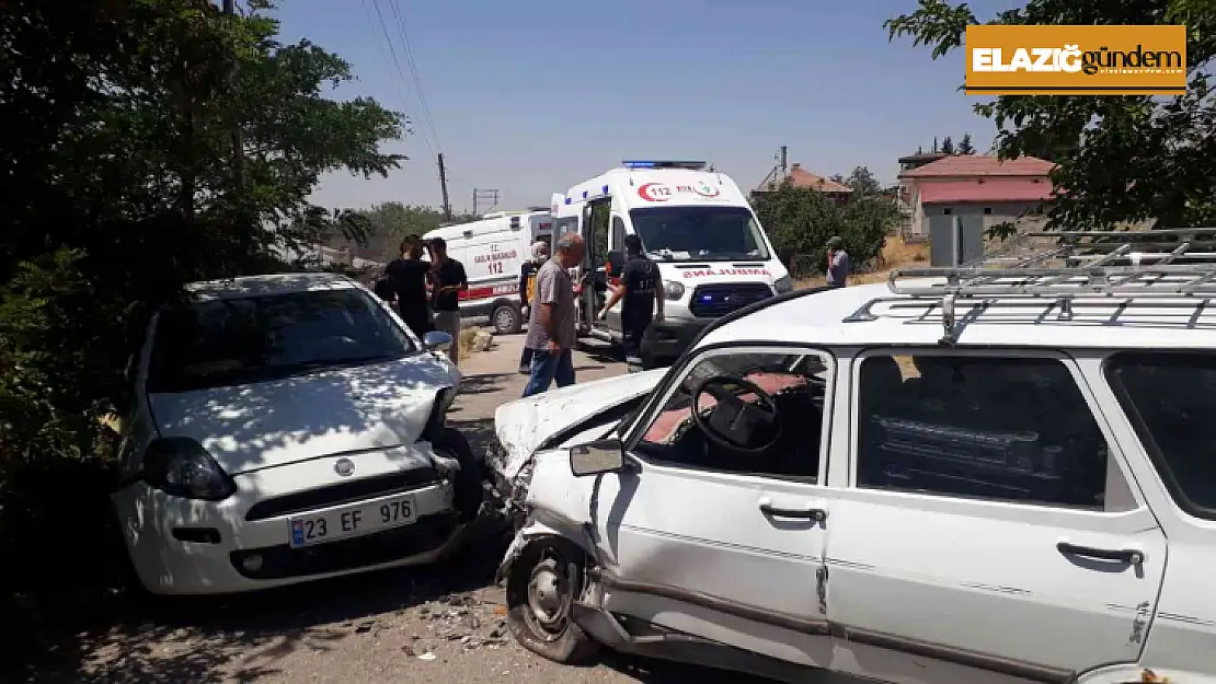 Elazığ'da iki otomobil kafa kafaya çarpıştı: 4 yaralı