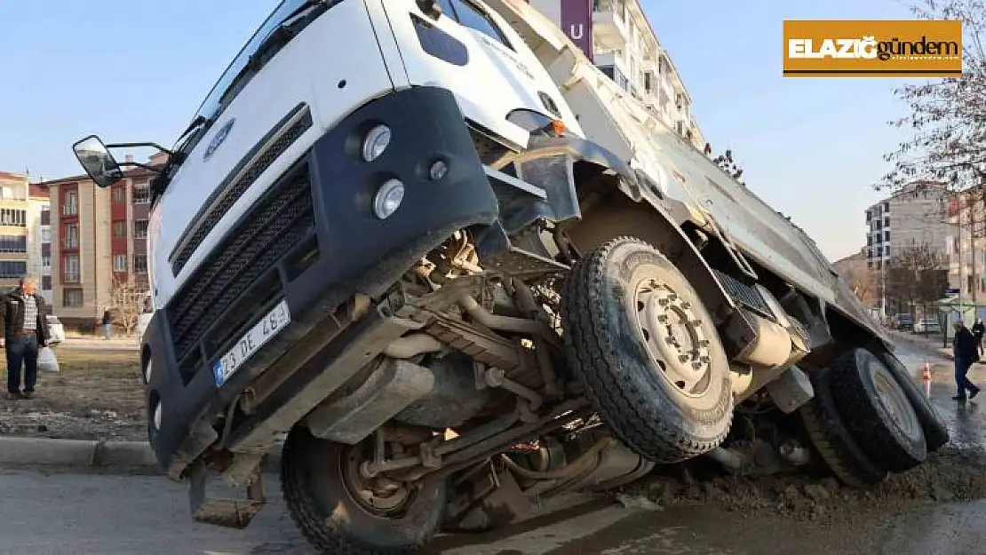 Elazığ'da ilginç kaza: Yol çöktü kamyon çukura düştü