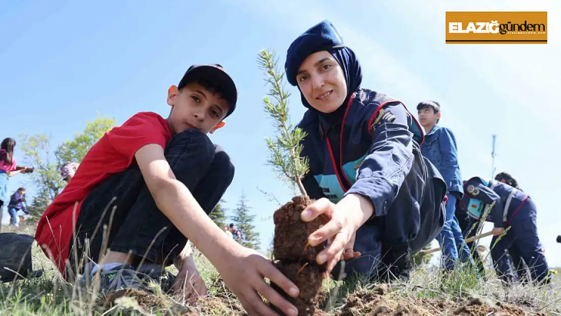 Elazığ'da jandarma ekipleri öğrencilerle birlikte fidan dikti