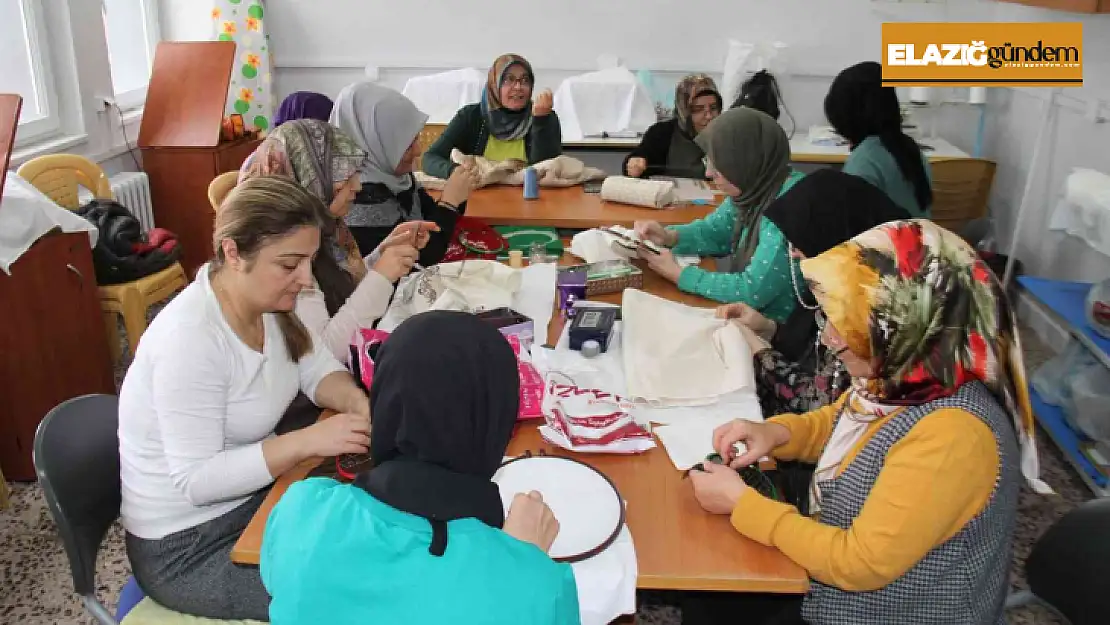 Elazığ'da kadınlar, Halk Eğitim Merkezi'ndeki kurslarda hem sosyalleşiyor hem de öğreniyor