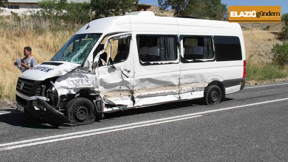 Elazığ'da kamyon ile minibüs çarpıştı: 2 yaralı