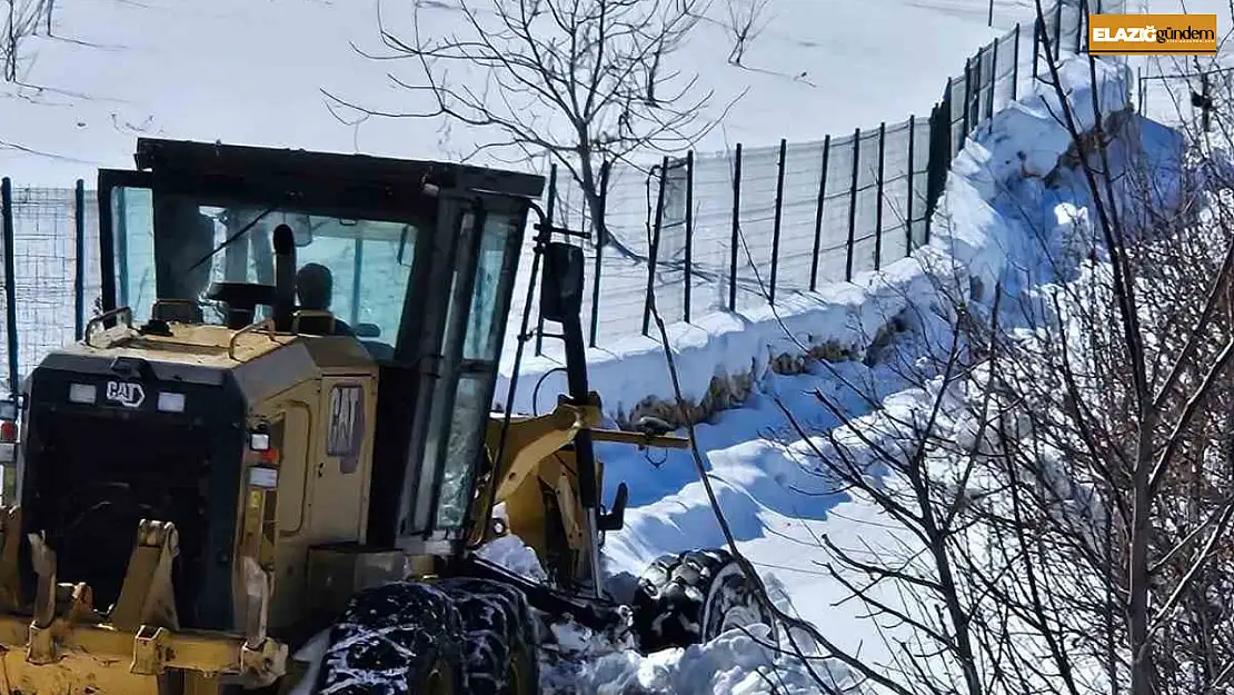 Elazığ'da kapanan köy yollarında çalışmalar sürüyor