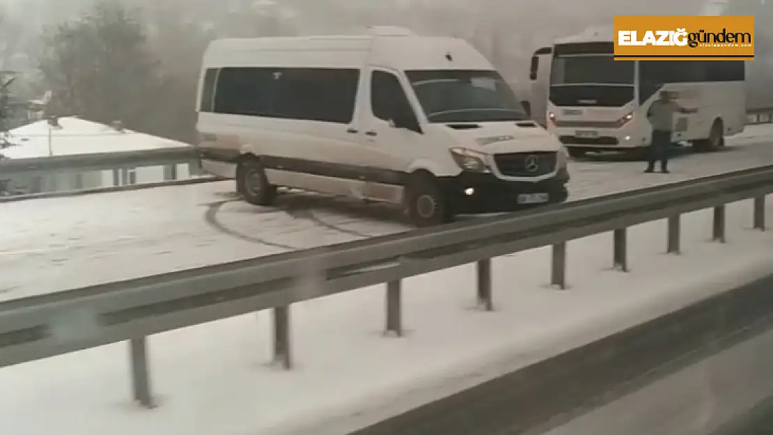 Elazığ'da kar yağışı sonrası araçlar yolda kaldı