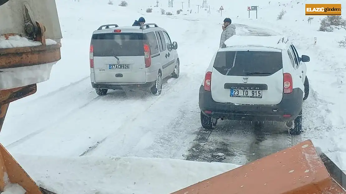 Elazığ'da kar yağışında yolda kalan araçlar, ekipler tarafından kurtarıldı