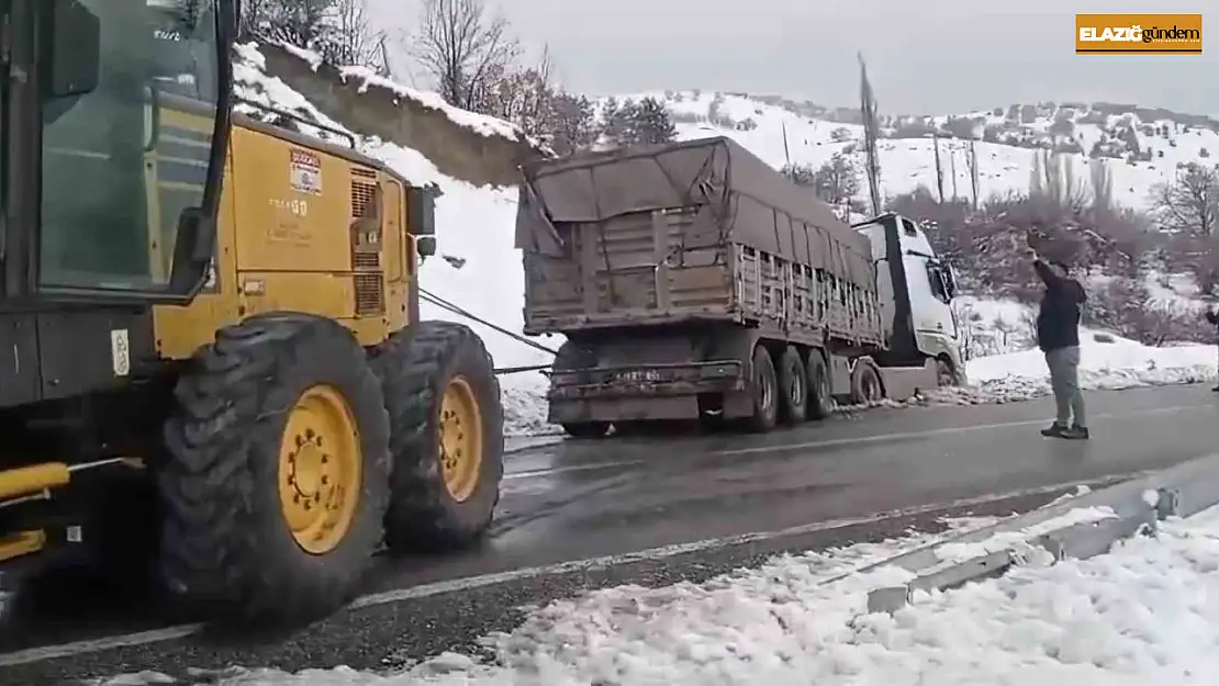 Elazığ'da karlı yolda kayarak yoldan çıkan tırı, ekipler kurtardı