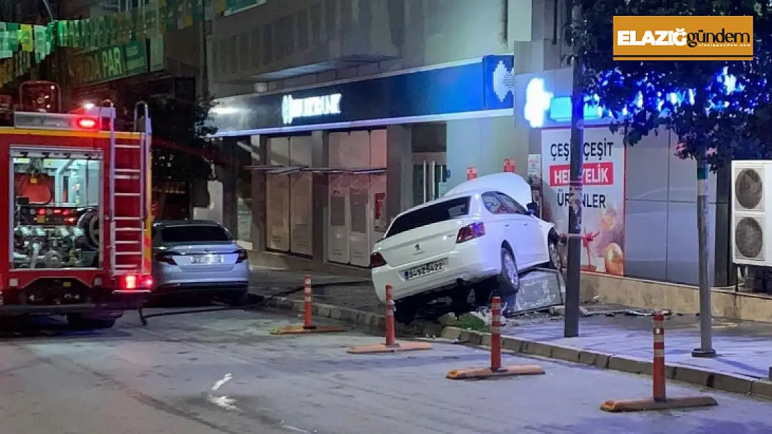 Elazığ'da kontrolden çıkan otomobil iş yerinin duvarına çaptı