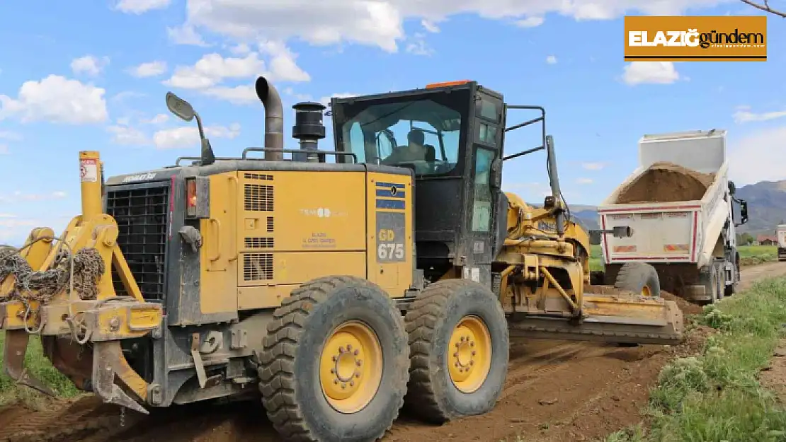 Elazığ'da köy yollarında genişletme ve stabilize çalışmaları sürüyor