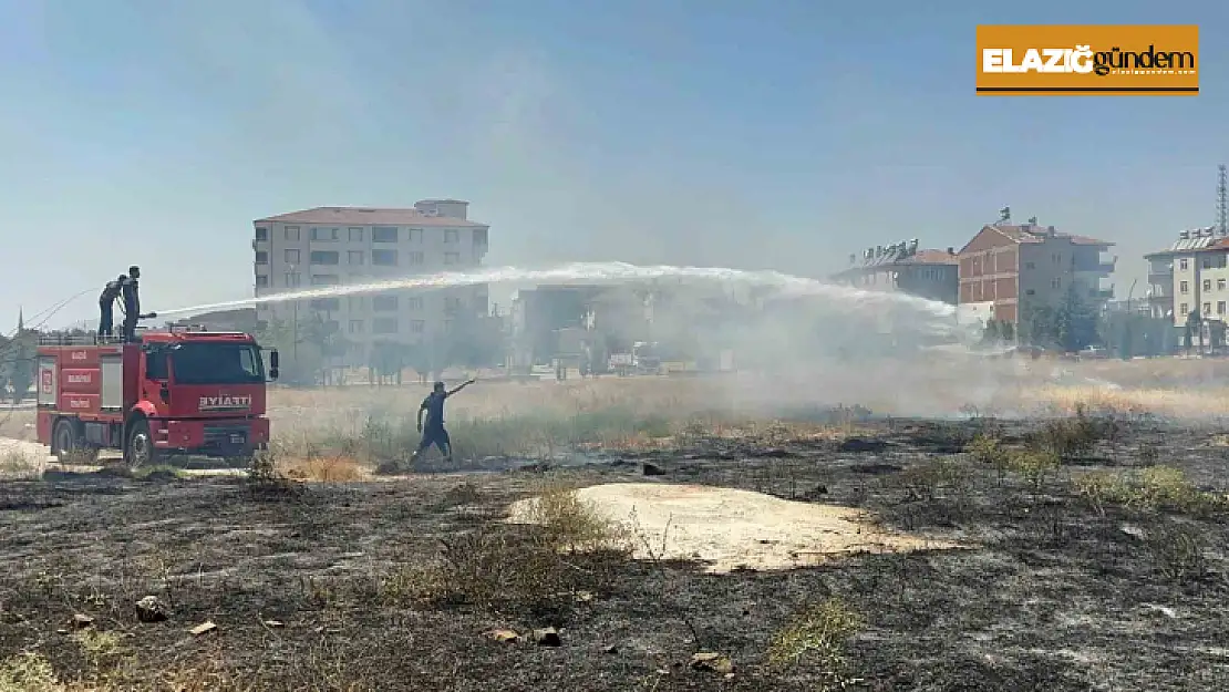 Elazığ'da mahalle arasında çıkan ot yangını söndürüldü