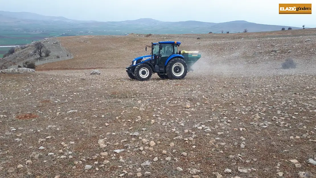 Elazığ'da meralarda gübreleme çalışması sürüyor