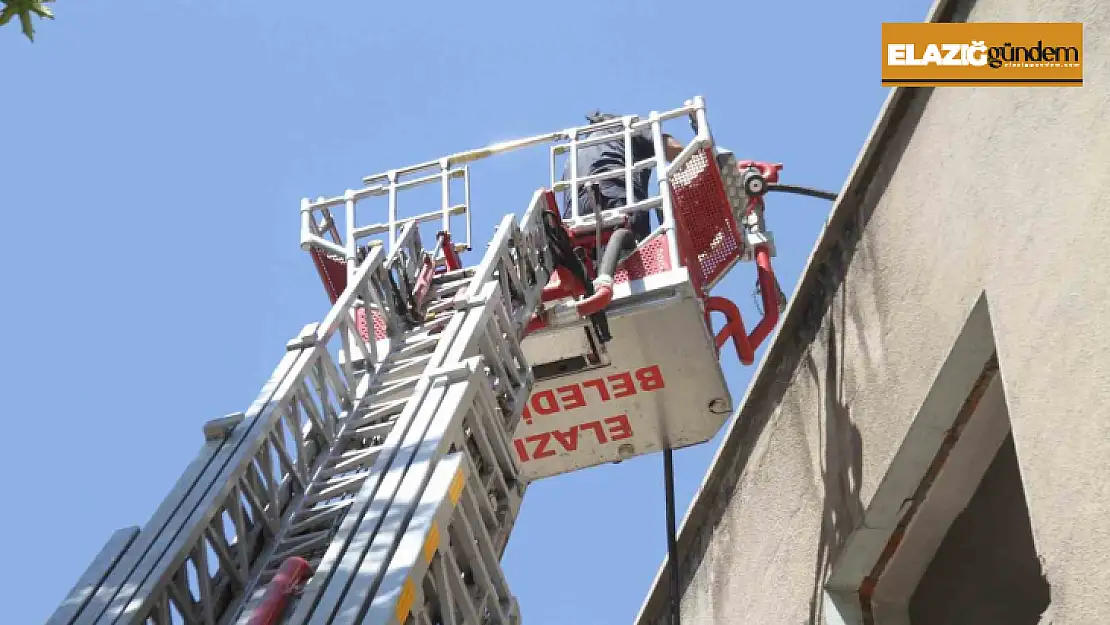 Elazığ'da metruk bina yangını