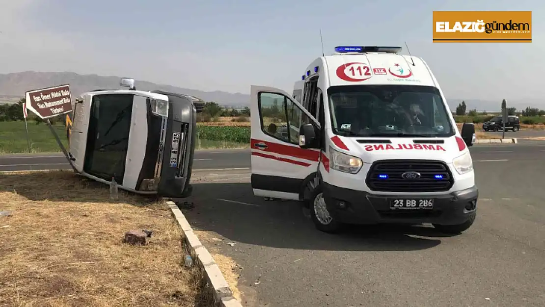 Elazığ'da minibüs ile hafif ticari araç çarpıştı: 3 yaralı