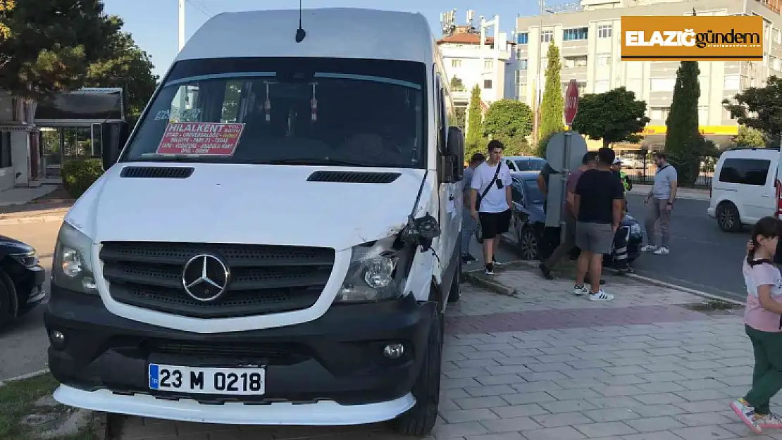 Elazığ'da minibüs ile otomobil çarpıştı: 2 yaralı