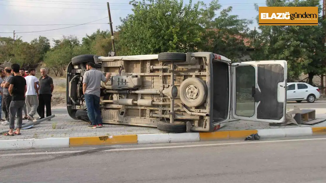 Elazığ'da minibüs ile otomobil çarpıştı: 8 yaralı