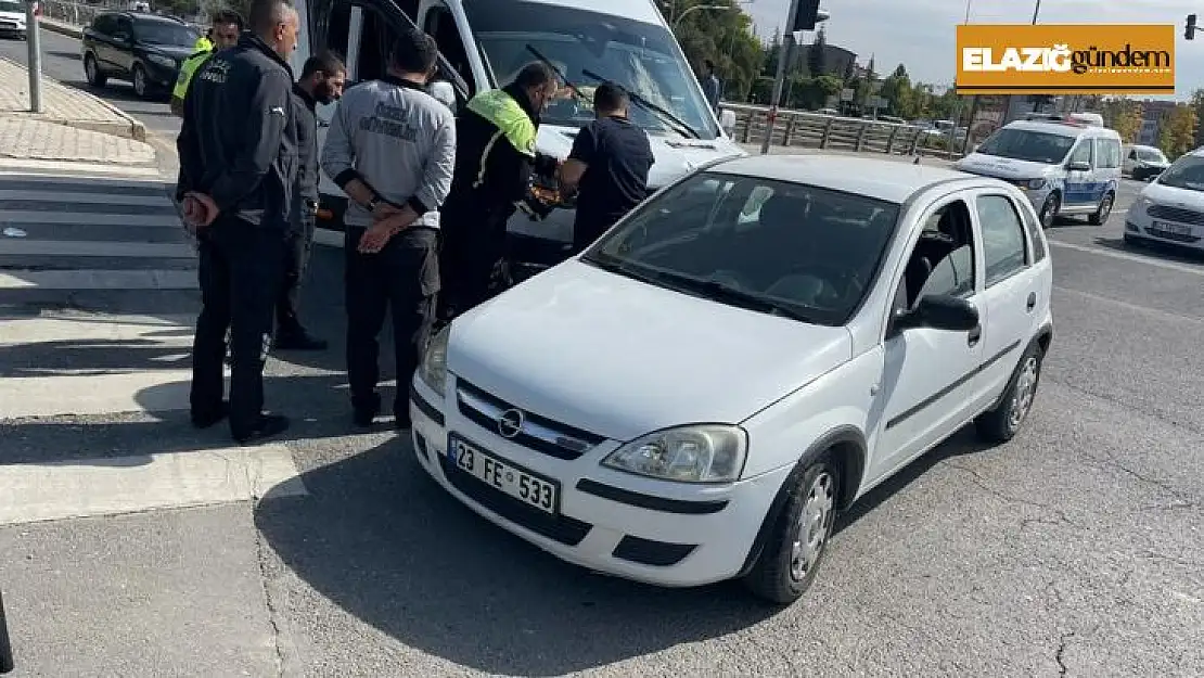 Elazığ'da minibüs ile otomobil çarpıştı: 3 yaralı