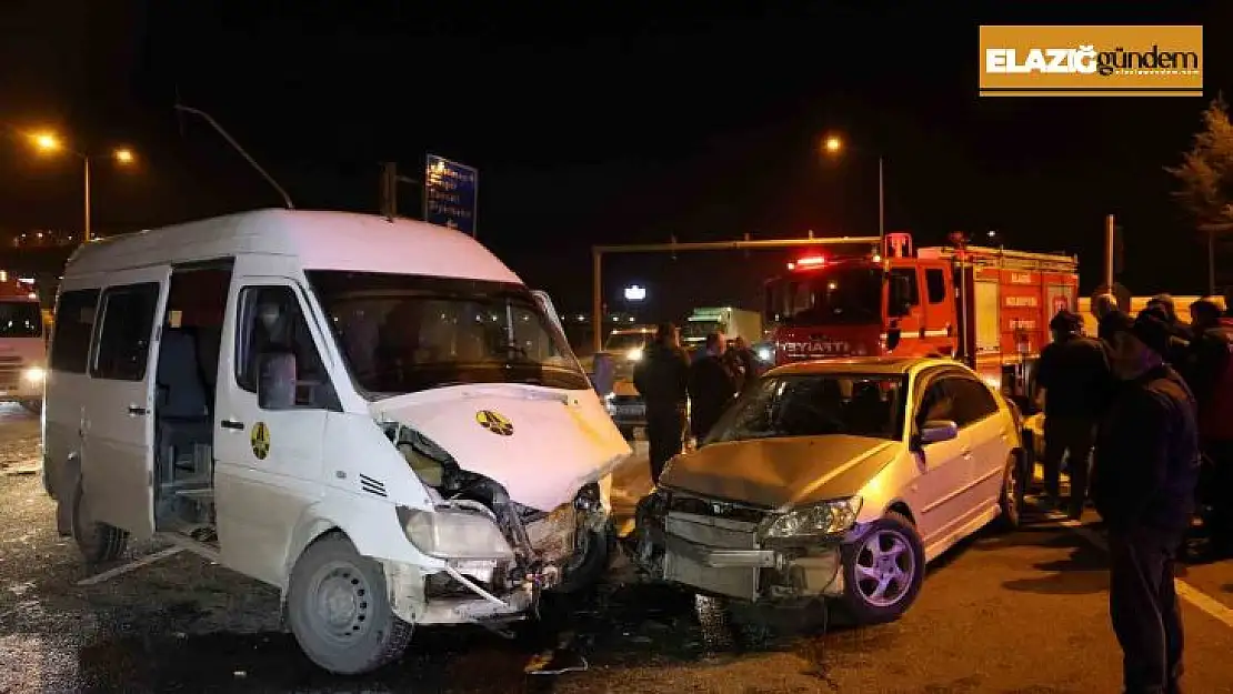 Elazığ'da minibüs ile otomobil çarpıştı: 5 yaralı