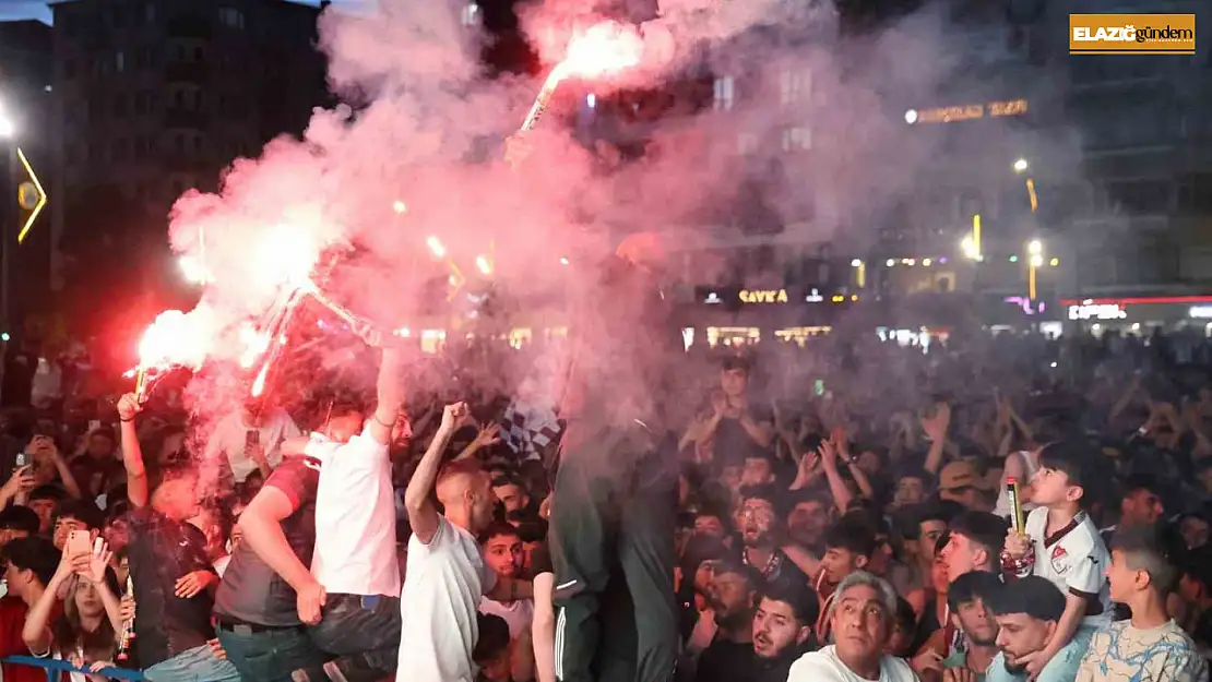 Elazığ'da nefesler tutuldu: Taraftarlar Elazığspor maçı için dev ekran başına geçti