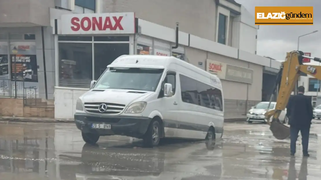 Elazığ'da öğrenci servisi yağmurla dolan çukura düştü