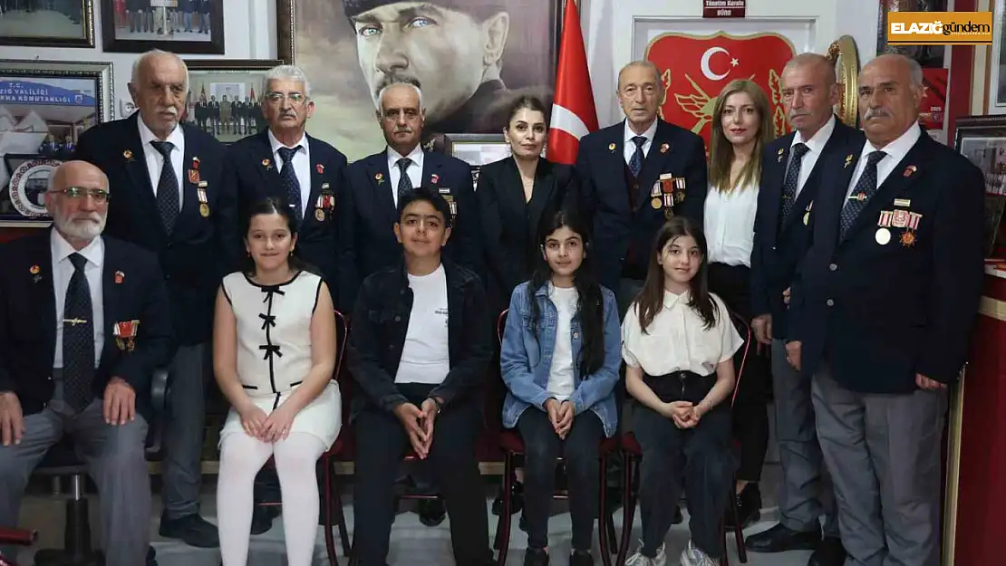 Elazığ'da öğrenciler, gazilerle bir araya gelerek şiirler okudu