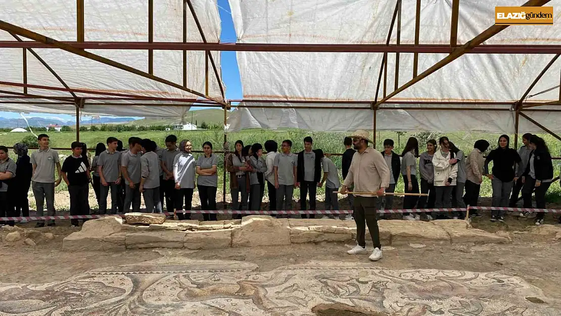 Elazığ'da öğrenciler tarihi mozaiği inceledi