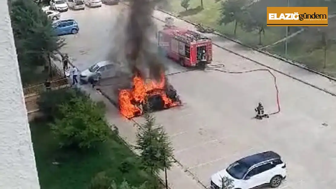 Elazığ'da otomobil alev alev yandı