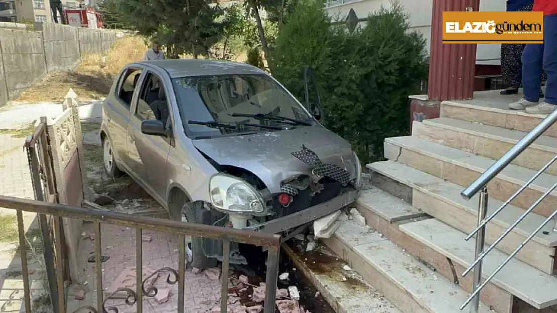 Elazığ'da otomobil apartman bahçesine uçtu: 3 yaralı