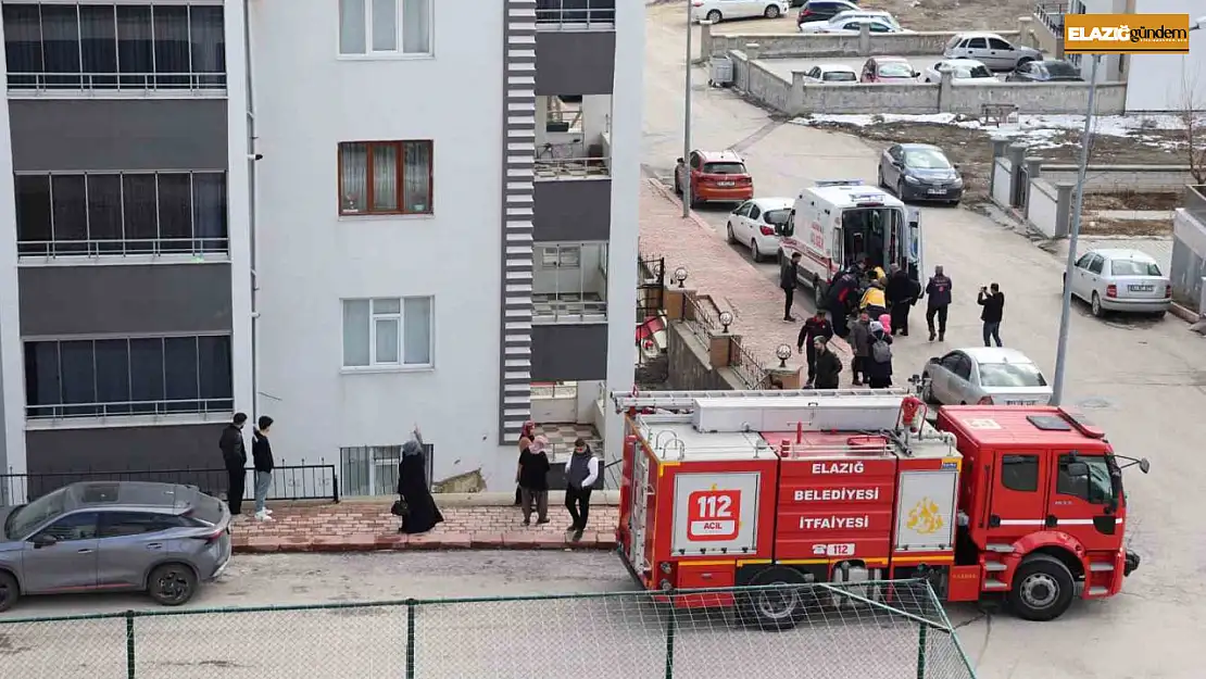 Elazığ'da otomobil apartman boşluna uçtu: 1 yaralı