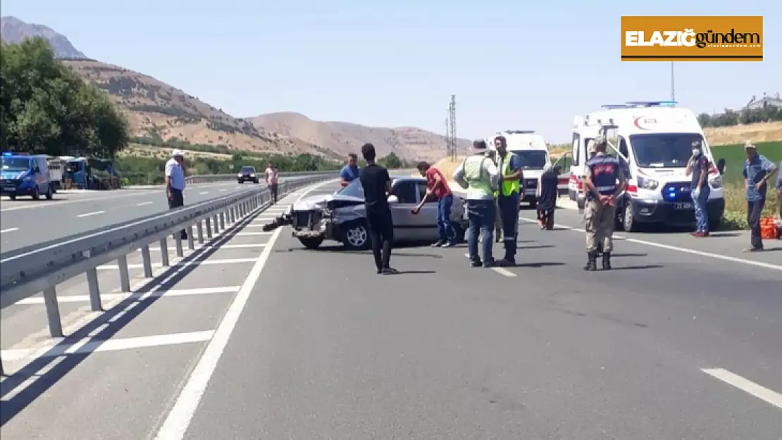 Elazığ'da otomobil bariyerlere çarptı: 3 yaralı