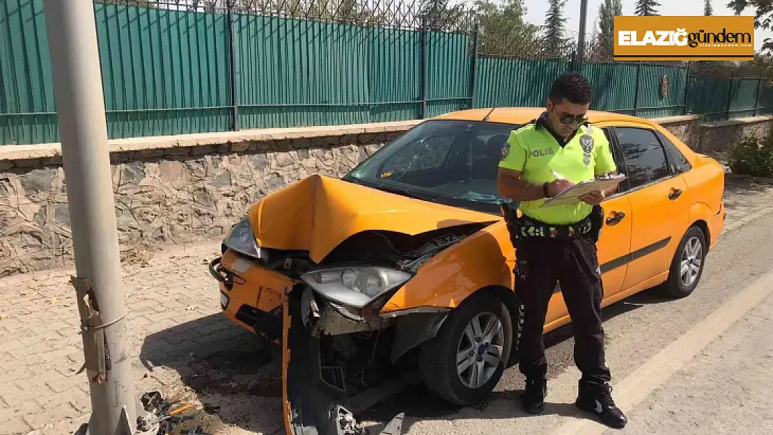 Elazığ'da otomobil direğe çarptı: 1 yaralı