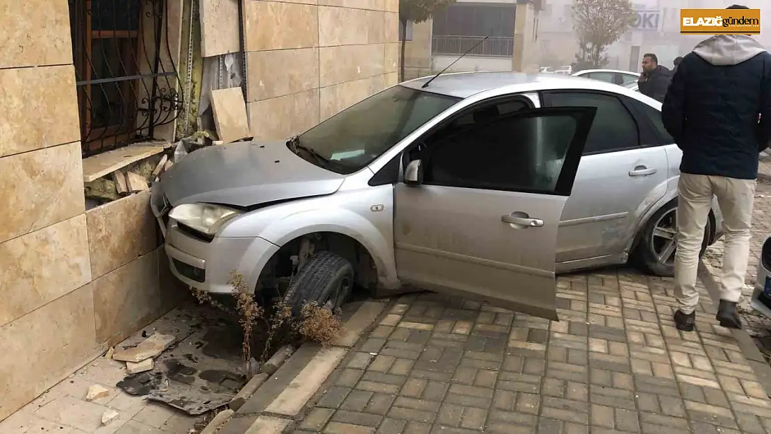 Elazığ'da otomobil evin duvarına çarptı: 2 yaralı