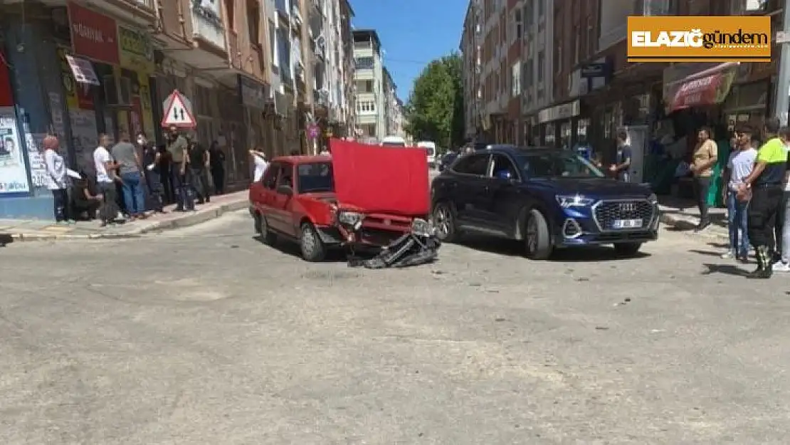 Elazığ'da otomobil ile çarpışan hafif ticari araç yan yattı: 1 yaralı