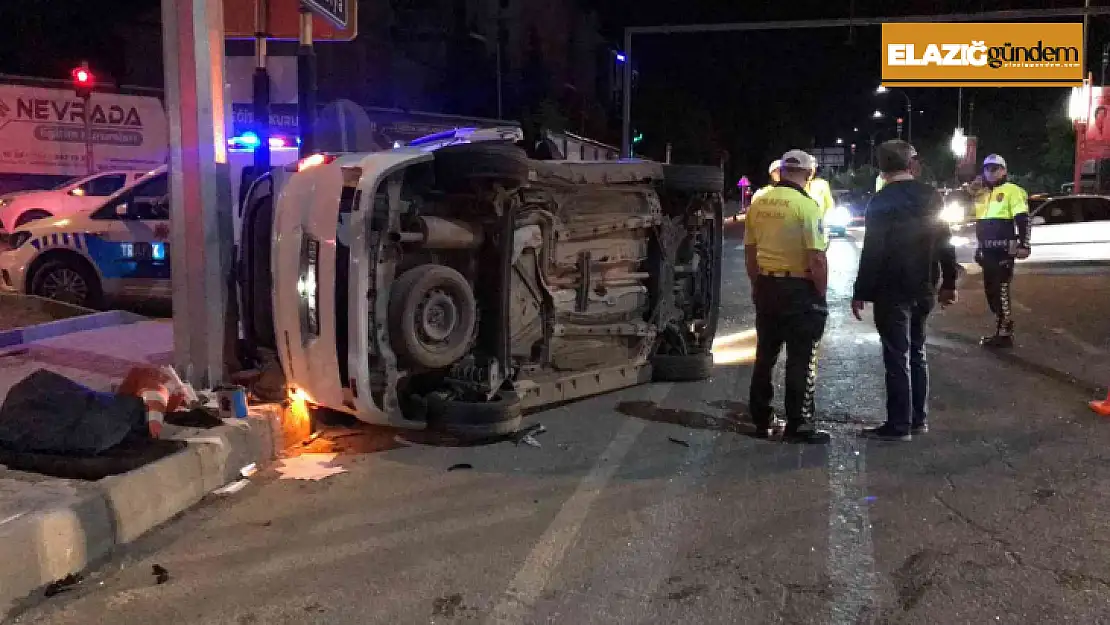 Elazığ'da otomobil ile hafif ticari araç çarpıştı: 3 yaralı