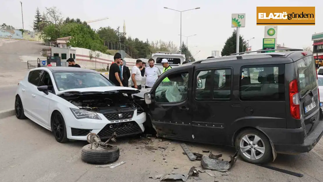 Elazığ'da otomobil ile hafif ticari araç kafa kafaya çarpıştı: 1 yaralı