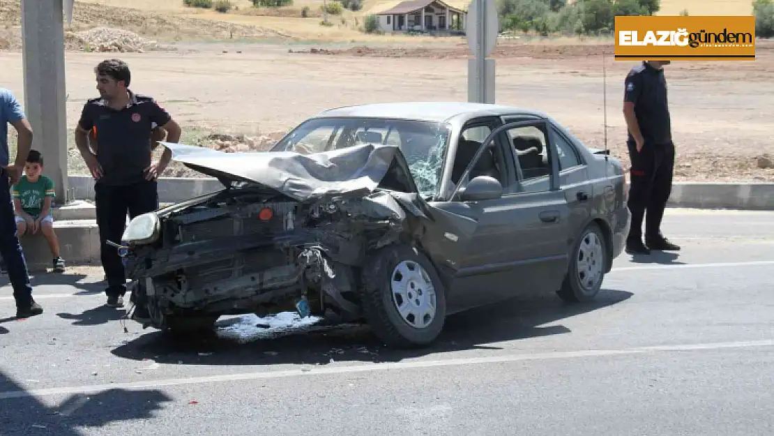 Elazığ'da otomobil kırmızı ışıkta duran araca çarptı: 5 yaralı